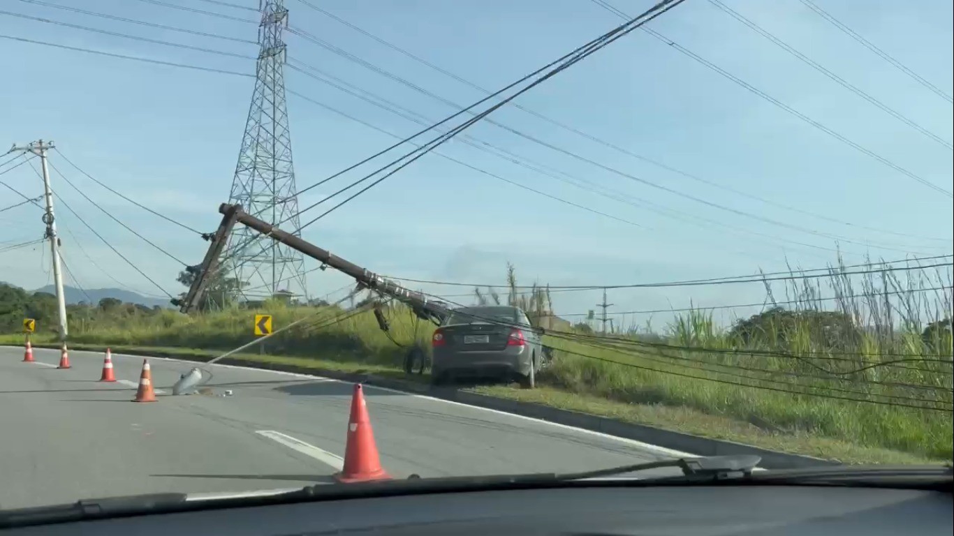 Carro invade acostamento e bate em poste na rodovia Mogi-Salesópolis