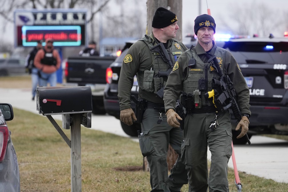 Policiais em frente a escola invadida por atirador em Perry, Iowa, nos Estados Unidos, em 4 de janeiro de 2024. — Foto: Andrew Harnik/ AP