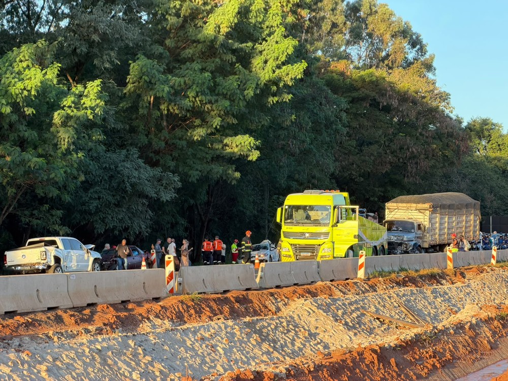 São José do Rio Preto-SP:  Acidente com oito veículos na rodovia Washington Luís causa congestionamento