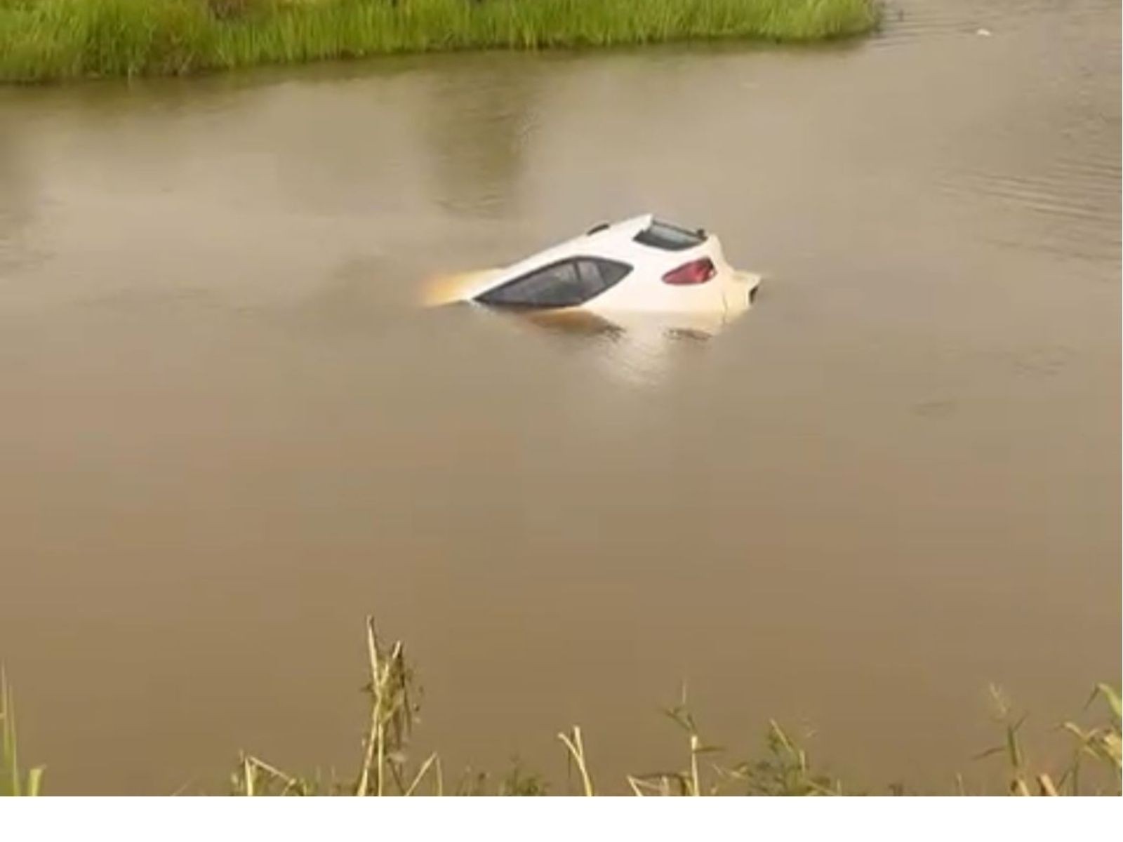 VÍDEO: mulher passa por buraco, perde controle do carro e cai em açude no AC