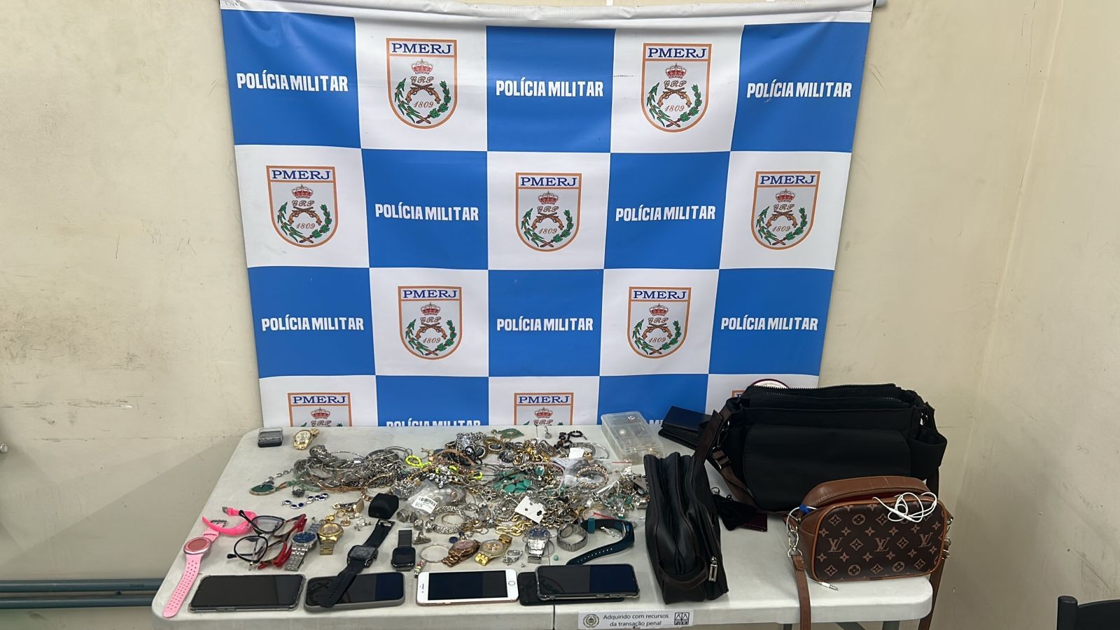 Quatro estrangeiros são presos após furtarem casa e levarem joias, celulares e dinheiro em Volta Redonda