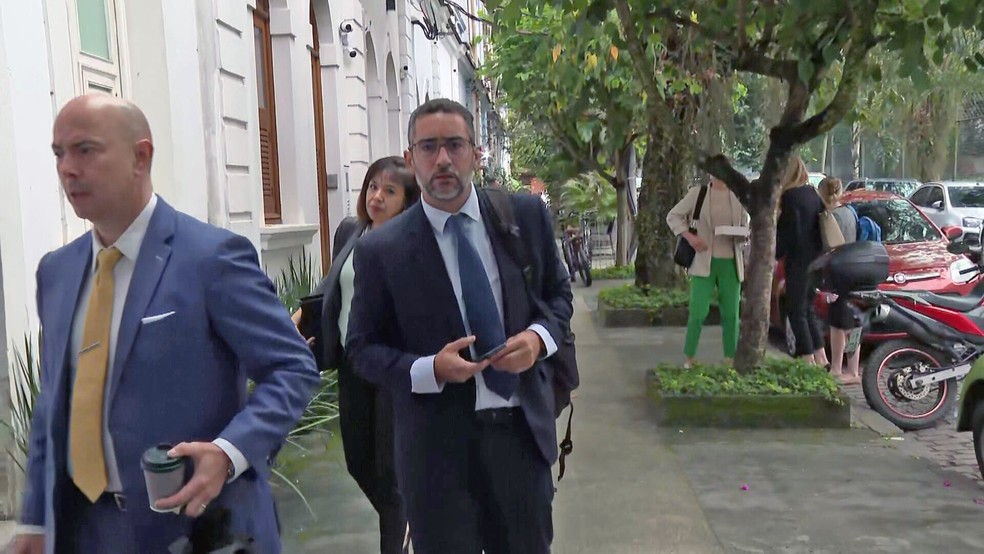 Autoridades americanas chegam à casa de Brent Sikkema — Foto: Reprodução/TV Globo