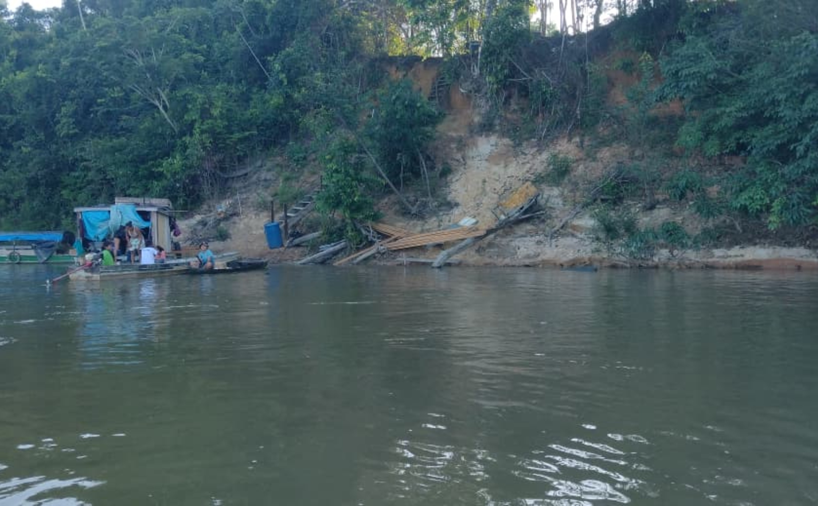 Mãe e filhos desaparecem após canoa virar durante temporal no Baixo Rio Branco, Sul de Roraima
