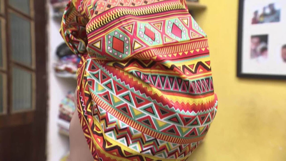 Empreendedora da BA abre ateliê para produzir turbantes e tiaras