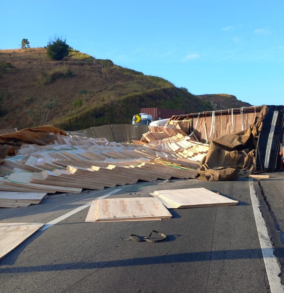 Carreta tomba e causa congestionamento de 20 km na Via Dutra, em Barra Mansa