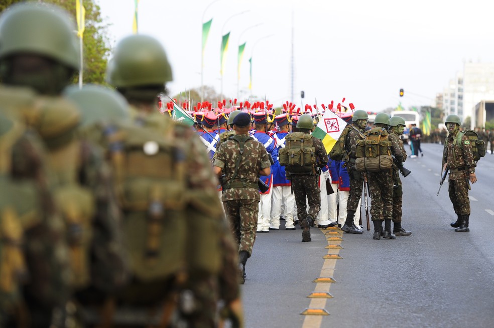 Brasília df brasil 07 de setembro de 2022 desfile do dia da independência  do brasil com equipamento militar