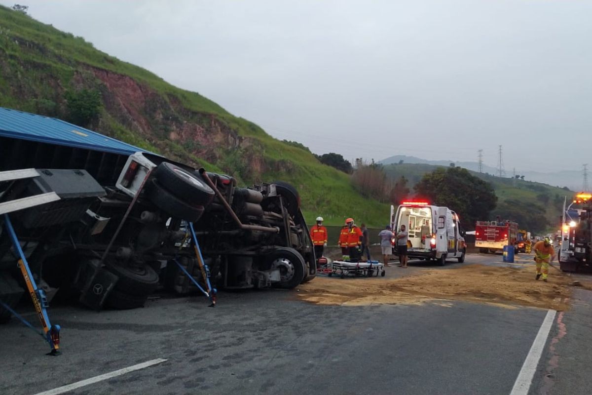 Carreta perde controle, para em “L” e interdita totalmente faixas da Dutra em Aparecida, no interior de SP