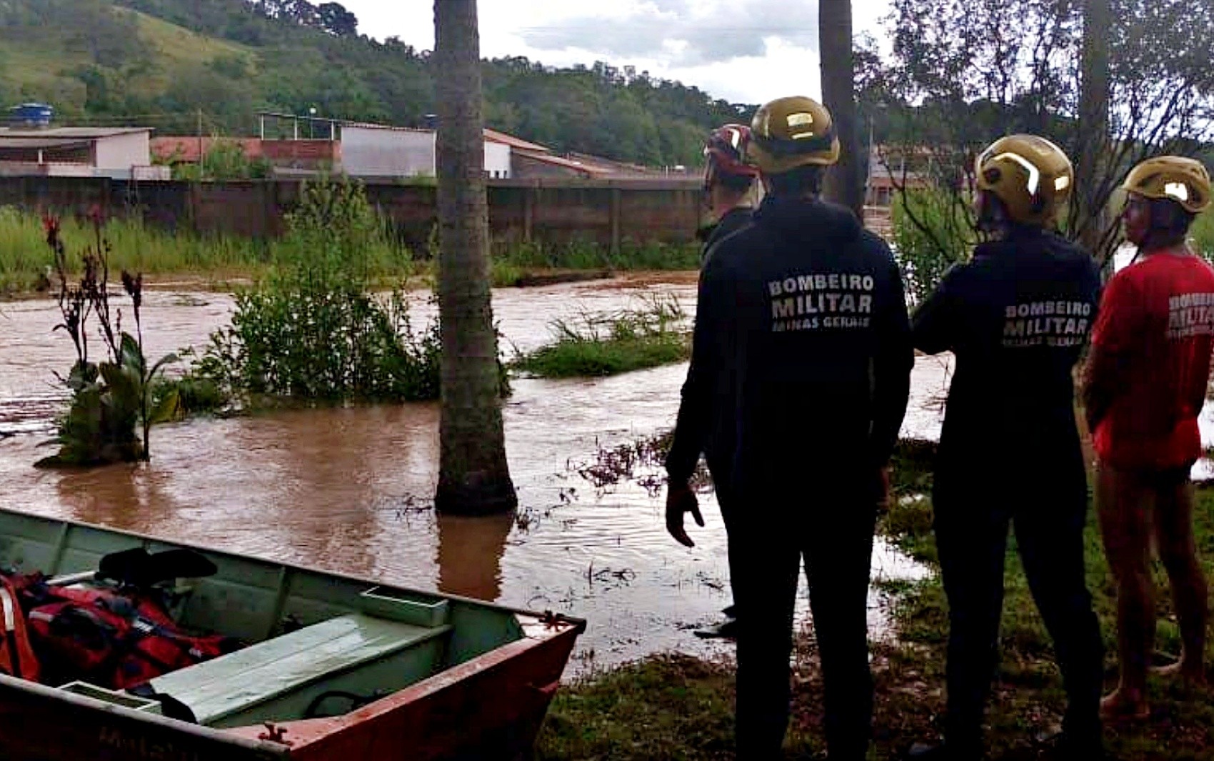 Alagamentos, carros arrastados e pessoas ilhadas: chuva causa transtornos no Sul de MG