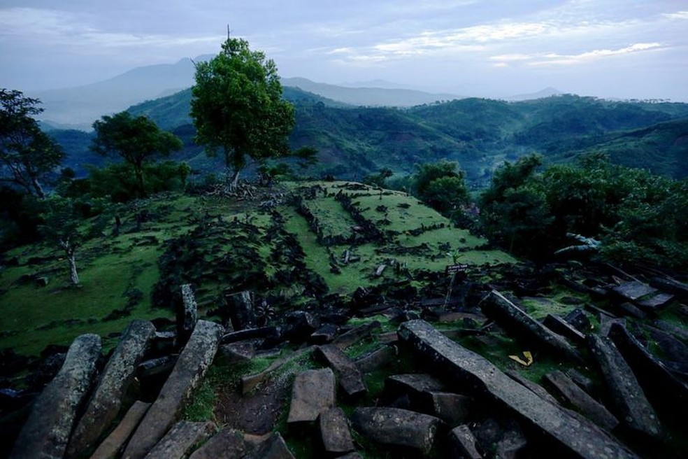 Gunung Padang significa "montanha do esclarecimento" — Foto: GETTY IMAGES