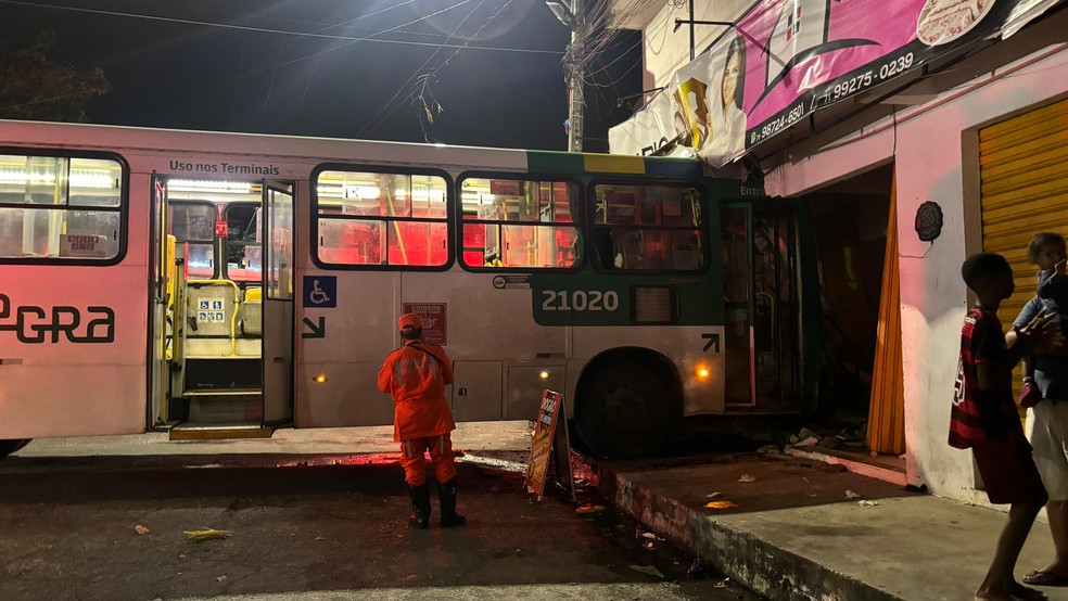 Ônibus bateu em prédio no bairro da Boca da Mata, em Salvador — Foto: Notícias Cajazeiras