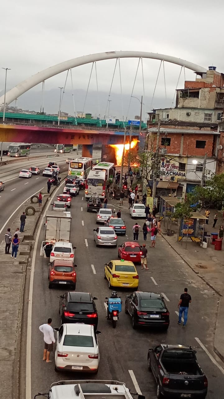 Vazamento de gás cria 'lança-chamas' embaixo de viaduto na Av. Brasil