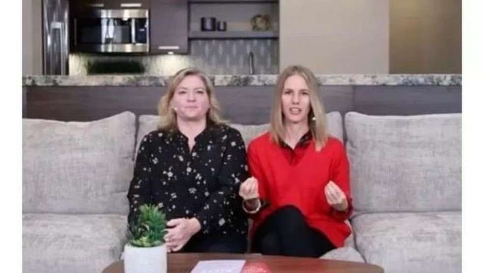 Ruby Franke (à direita) e Jodi Nan Hildebrandt apareceram juntas em vídeos do YouTube — Foto: Canal 'Conexions' do YouTube/Via BBC