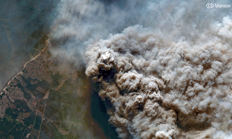 Imagem de satélite mostra fumaça de incêndio em Andernos-les-Bains, em Gironde, na França, em 24 de julho de 2026. — Foto: Vantor/Divulgação via Reuters