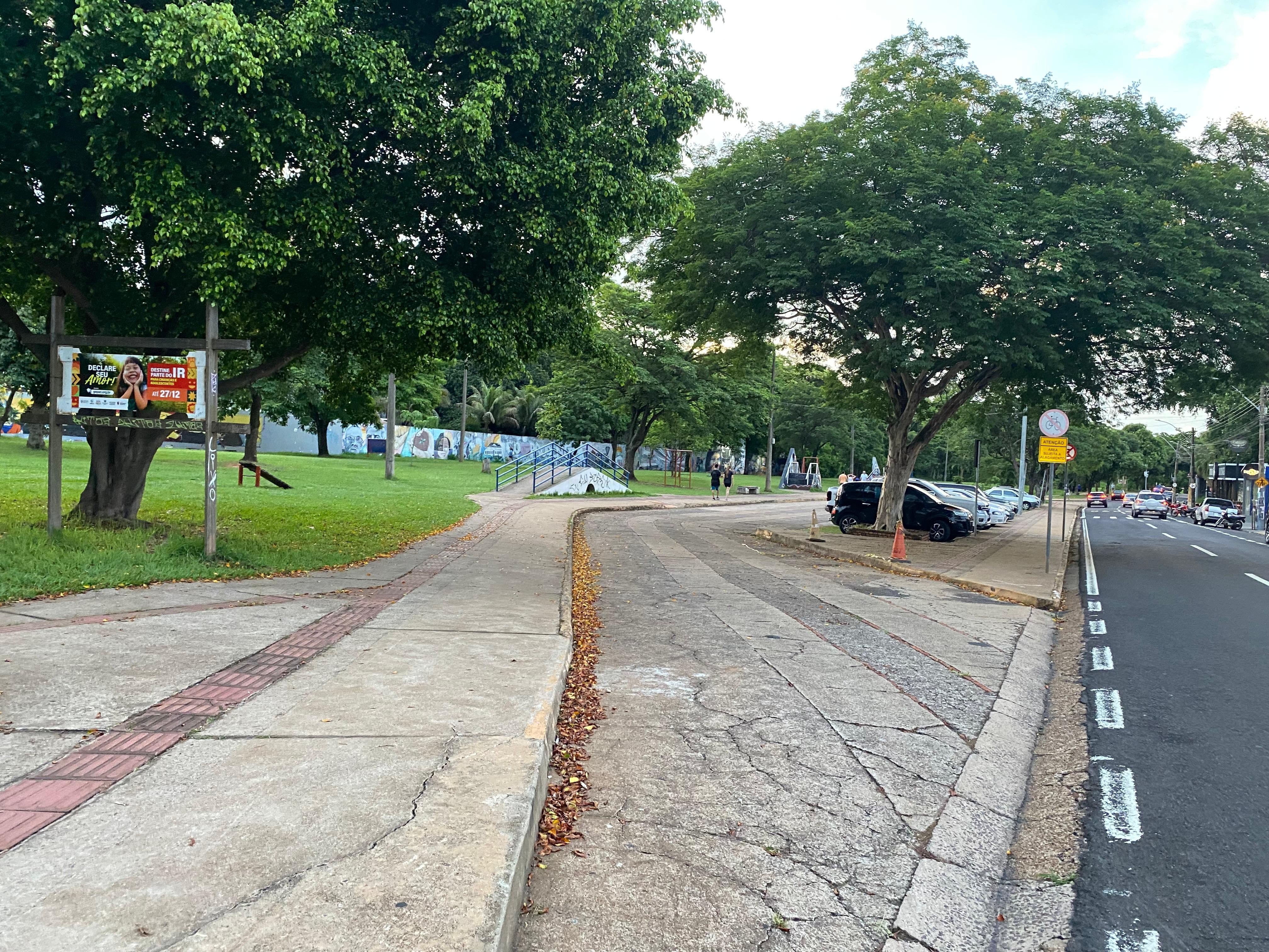 Drive-thru arrecada alimentos destinados à Campanha Natal Sem Fome no Parque do Povo, em Presidente Prudente