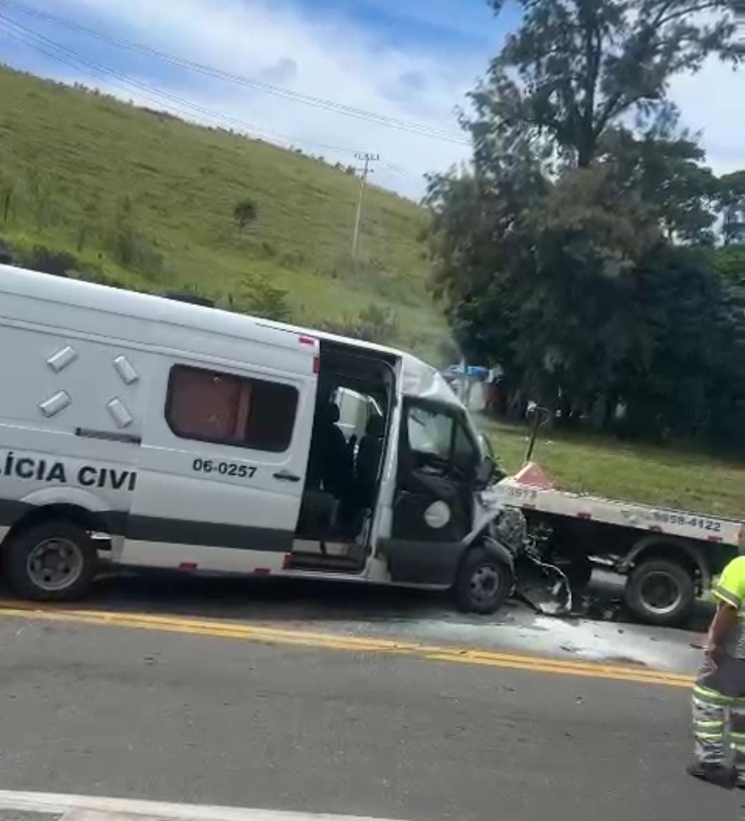 Sete pessoas ficam feridas em acidente envolvendo van da polícia que transportava presos em Barra do Piraí