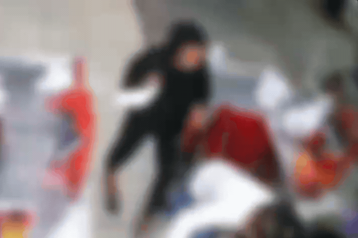 Funcionária entra em luta corporal com assaltante e espanta quadrilha armada de supermercado; VÍDEO