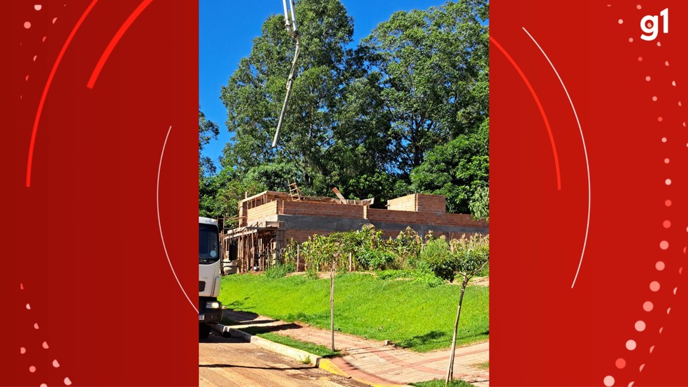 Casa em que laje desabou, deixando três trabalhadores feridos em Ijuí — Foto: Márcio Santos/Caçadores de Notícias