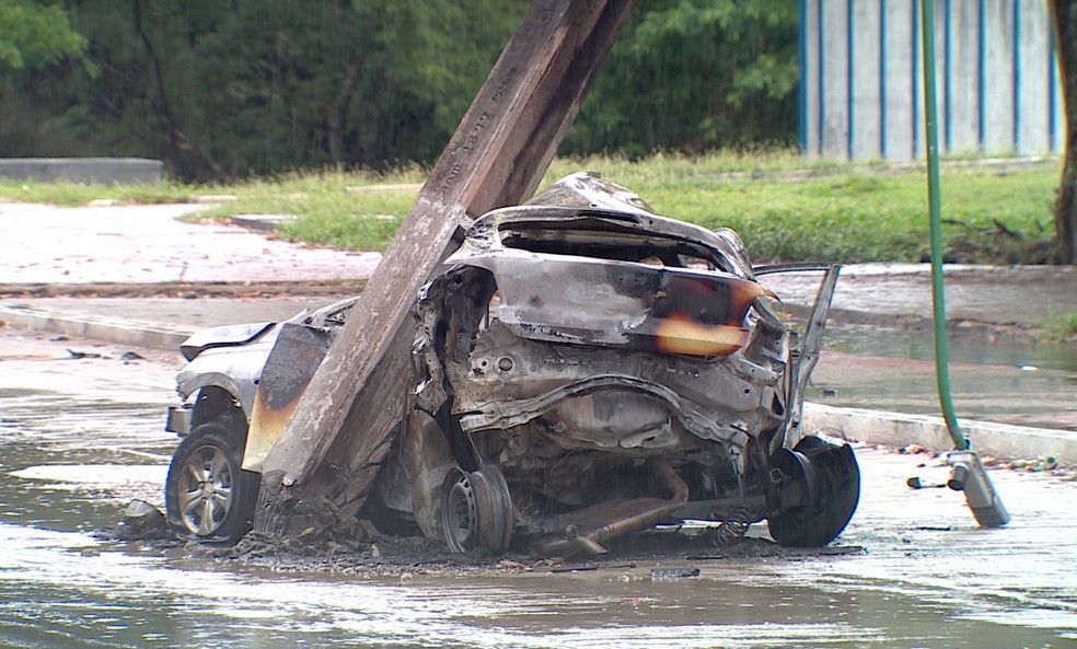 Motorista foge e SUV pega fogo após acidente no Água Verde