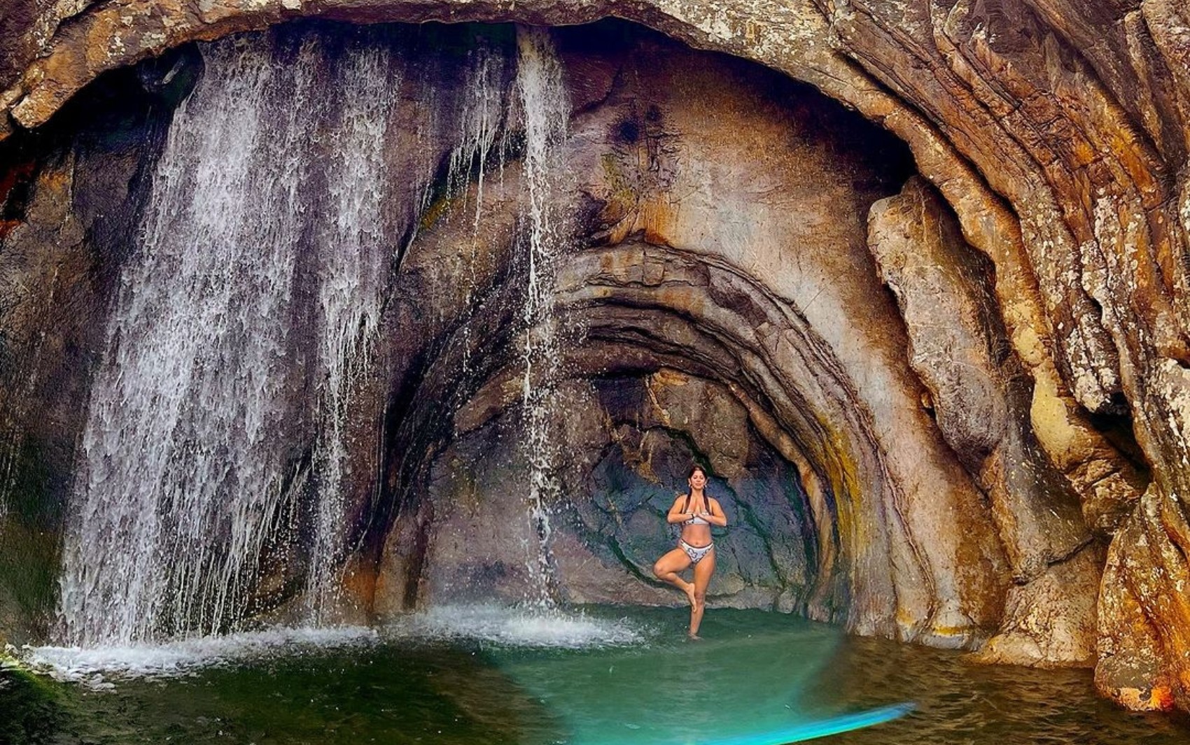 Cachoeira em formato de caracol impressiona na Chapada dos Veadeiros; veja fotos