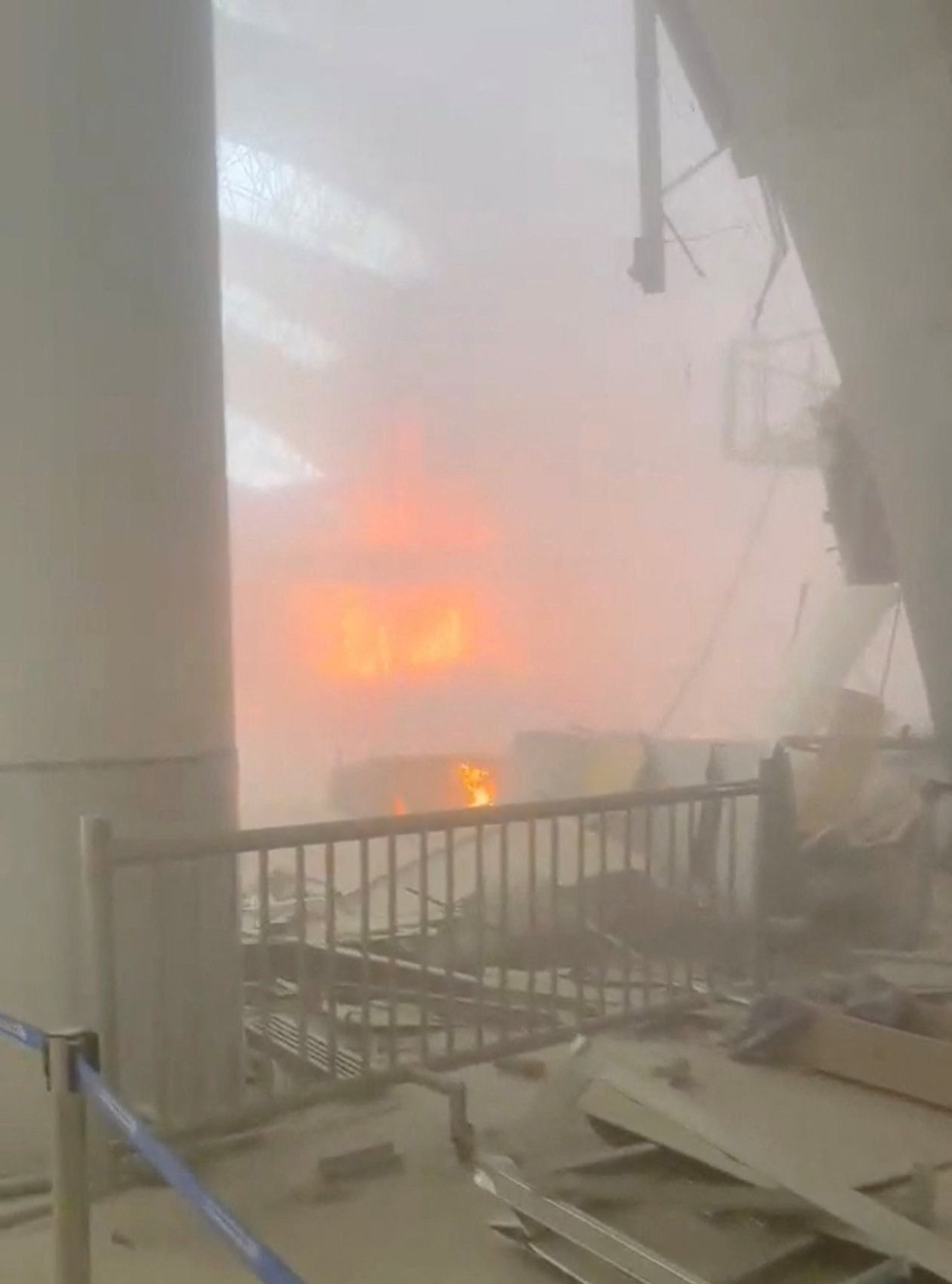 Incêndio é visto no aeroporto do Kuwait após ataque do Irã — Foto: Reuters