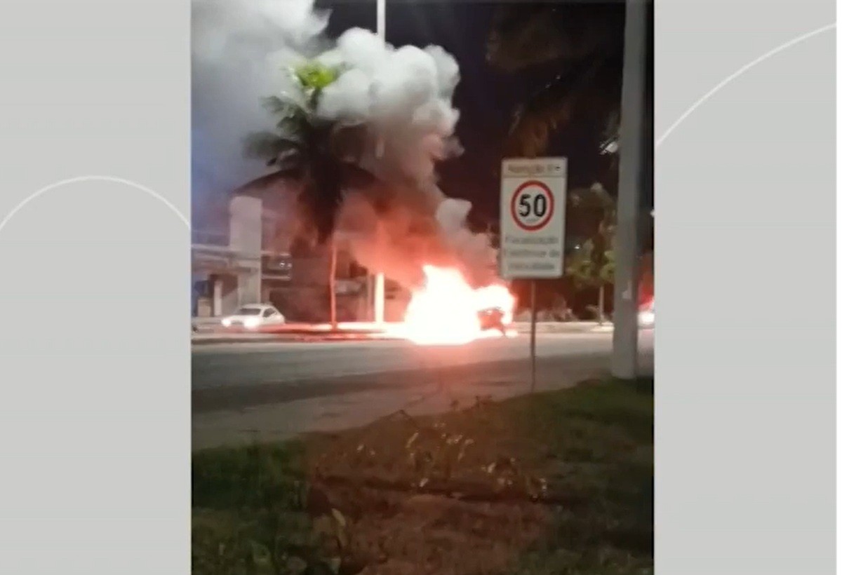 Atropelamento deixa quatro jovens feridos e carro é incendiado em Cabo Frio