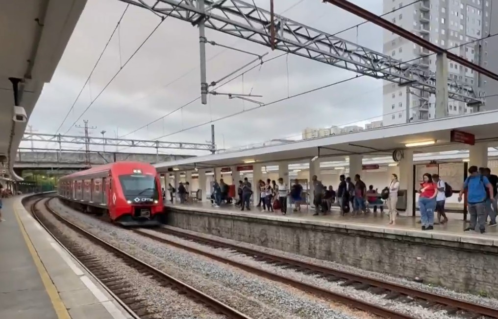 Falha na Linha 11-Coral da CPTM causa atraso na circulação de trens e afeta passageiros há mais de 8 horas