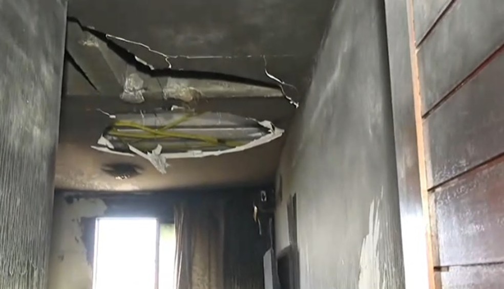 Fogo começou por volta das 4h e destruiu imóvel — Foto: Reprodução/TV Cabo Branco