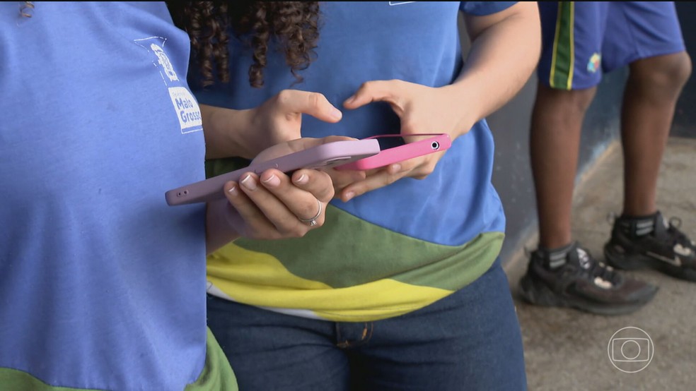 Educadores repercutem proibição de celulares em escolas públicas e particulares de SP — Foto: Reprodução/TV Globo