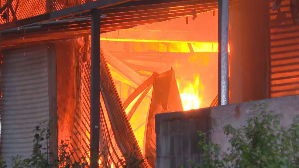 Bombeiros combatem incêndio que atinge Ceasa, em Irajá — Foto: Jurandir Ferreira/TV Globo