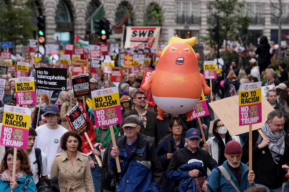 Manifestantes exibem boneco de par&oacute;dia do presidente dos EUA, Donald Trump, em protesto em Londres contra a visita de Trump no Reino Unido, em 17 de setembro de 2025. &mdash; Foto: Maja Smiejkowska/ Reuters