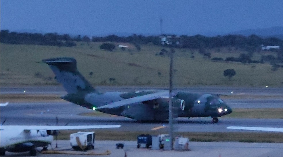 A aeronave chegou a Confins às 18h10 deste sábado — Foto: Fabiano Villela/TV Globo