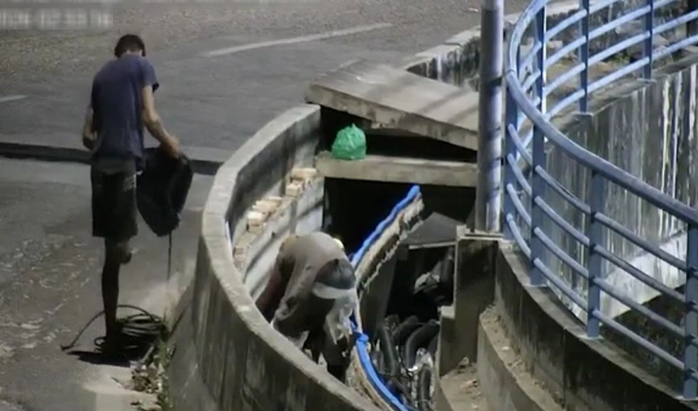Homens são flagrados furtando fios na Ponte Aracaju/ Barra. — Foto: SSP/SE