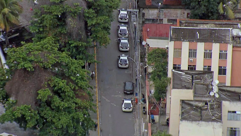 Carros da polícia no Complexo do Lins — Foto: Reprodução/TV Globo