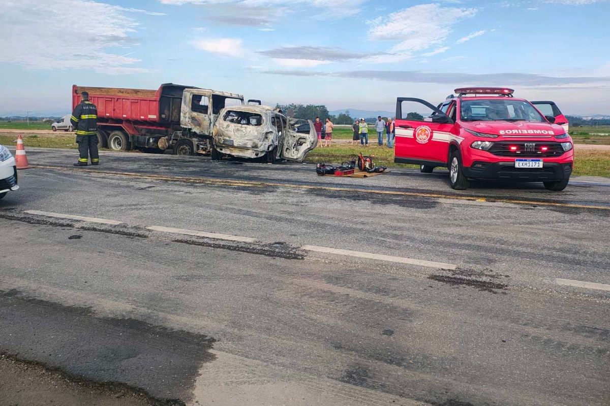 Acidente entre carros e caminhão deixa mortos na Rodovia Floriano Rodrigues Pinheiro, em Tremembé