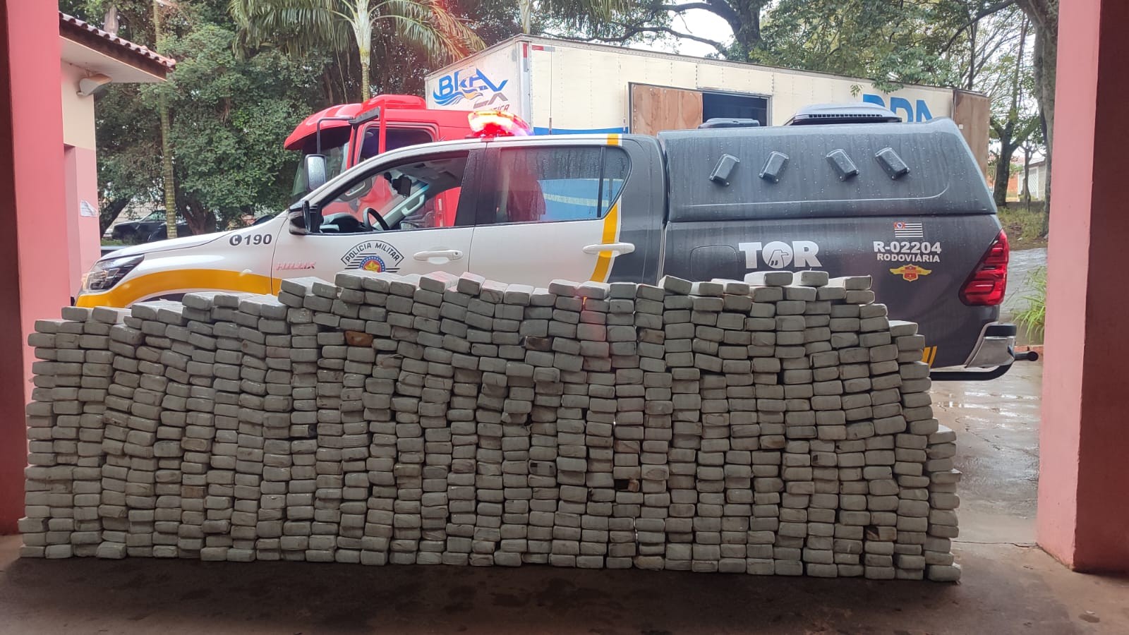 Motorista esconde quase 700 tabletes de maconha em fundo falso de teto de caminhão e acaba preso em Regente Feijó 