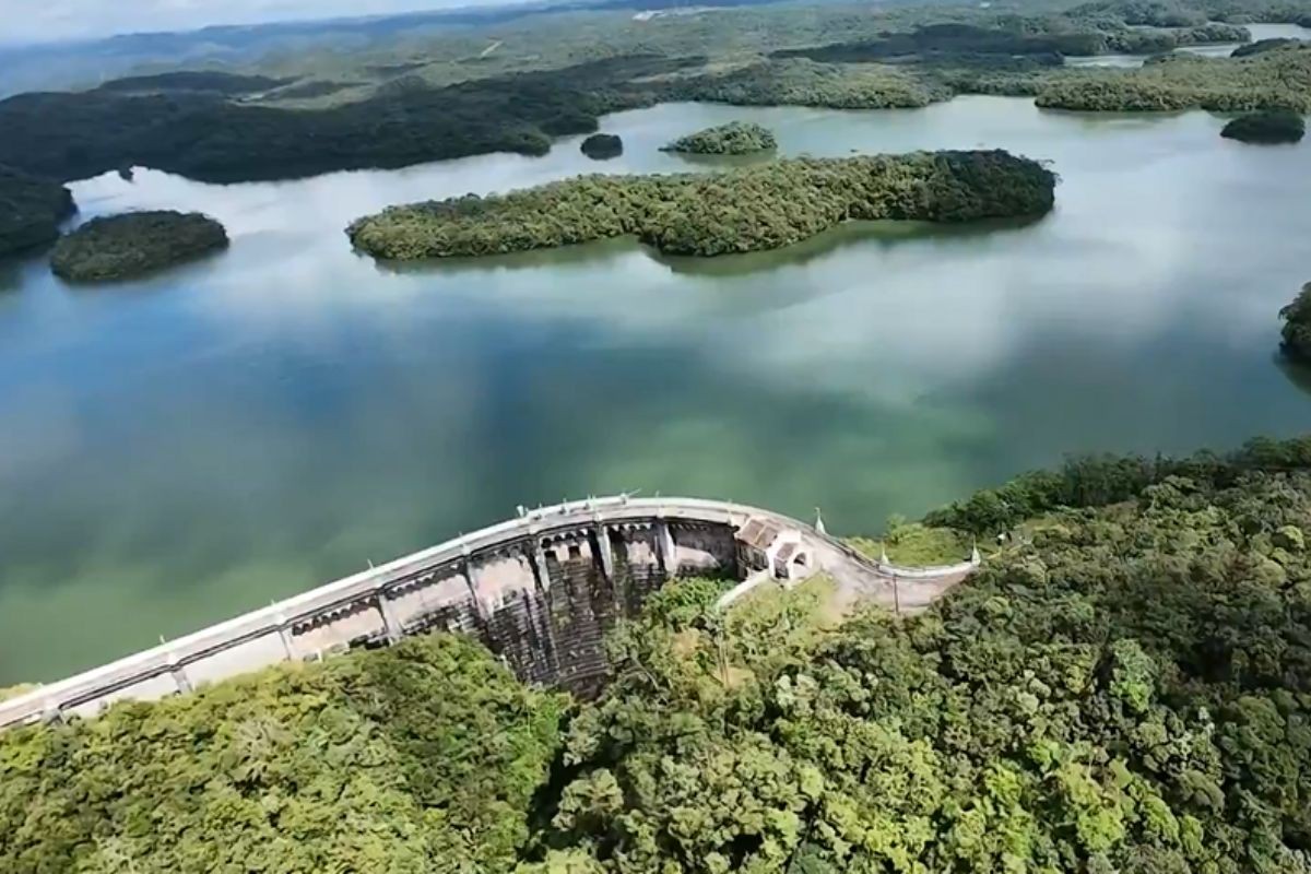Lugar 'mágico' no litoral de SP reúne poema premonitório, caminho de Dom Pedro e tirolesa a 150m de altura