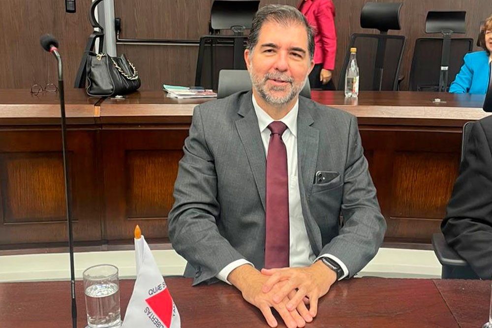 Desembargador do TJMG é atropelado por moto em BH