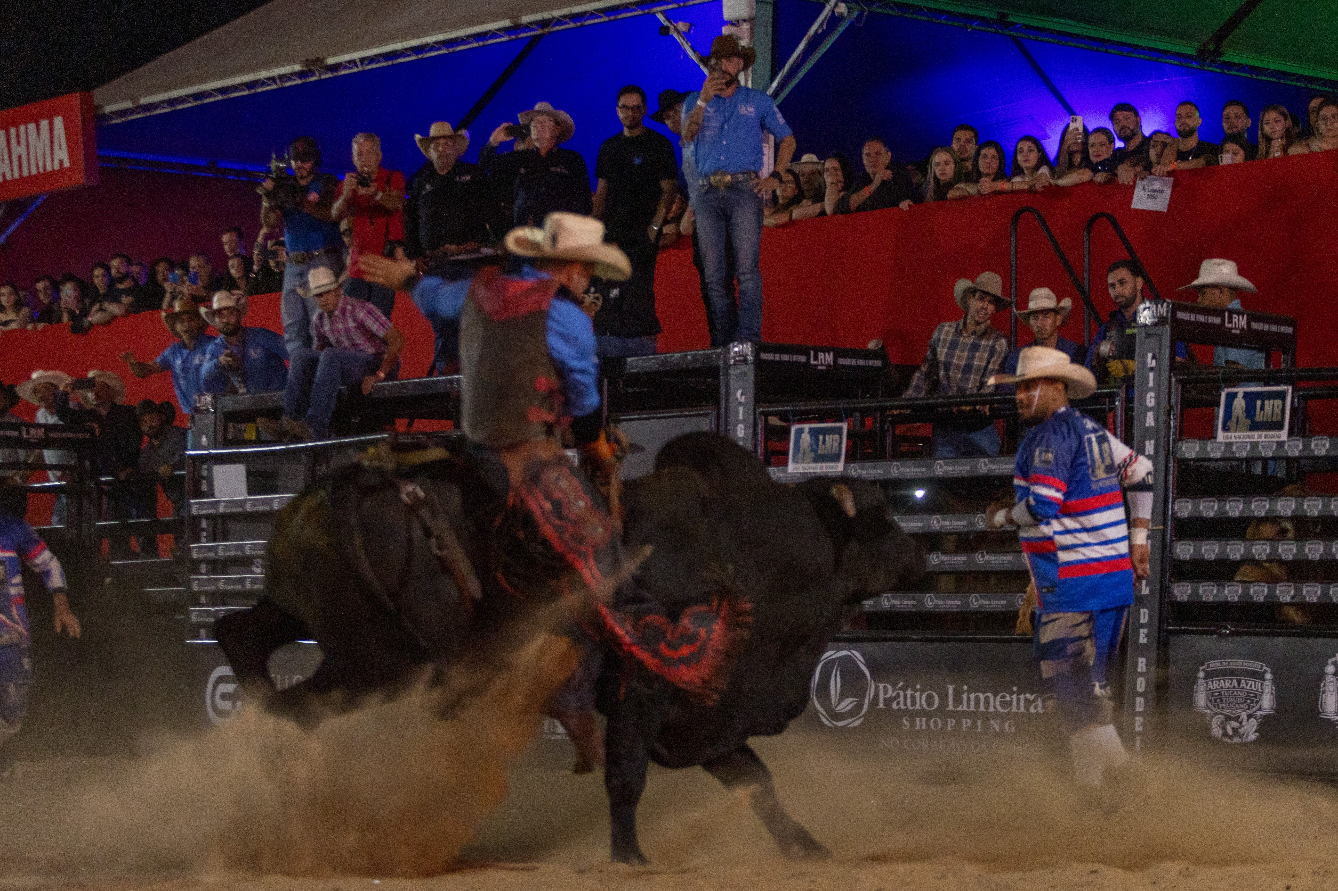 Prova de montaria levanta poeira na arena do Limeira Rodeo Music 2026 — Foto: Thomaz Marostegan/g1
