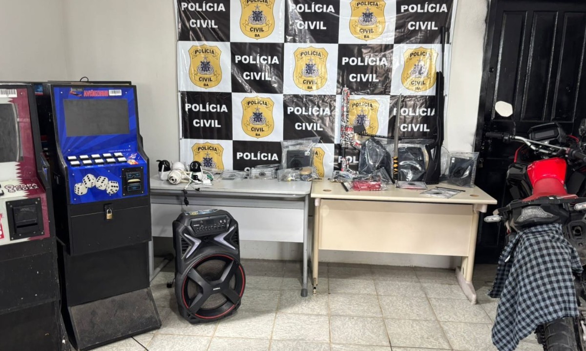 Armas, drogas e máquinas de jogos de azar foram apreendidas em operação que prendeu quatro pessoas Santo Estêvão