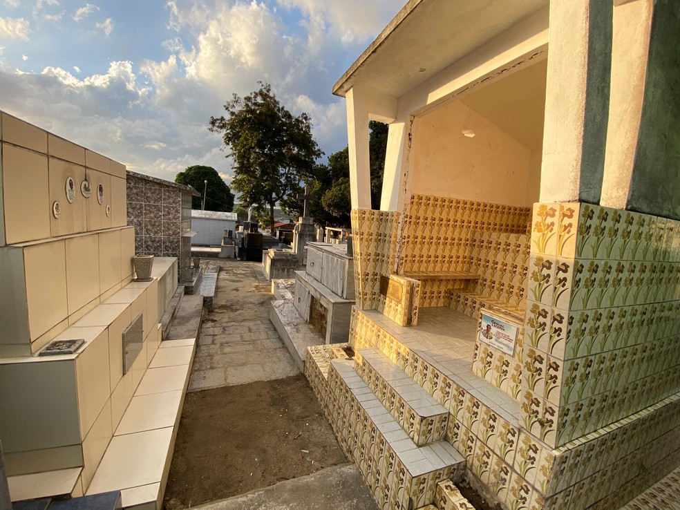 Corpo de Biliu de Campina é sepultado em frente ao túmulo de Genival Lacerda, em Campina Grande — Foto: Geraldo Jerônimo/TVPB
