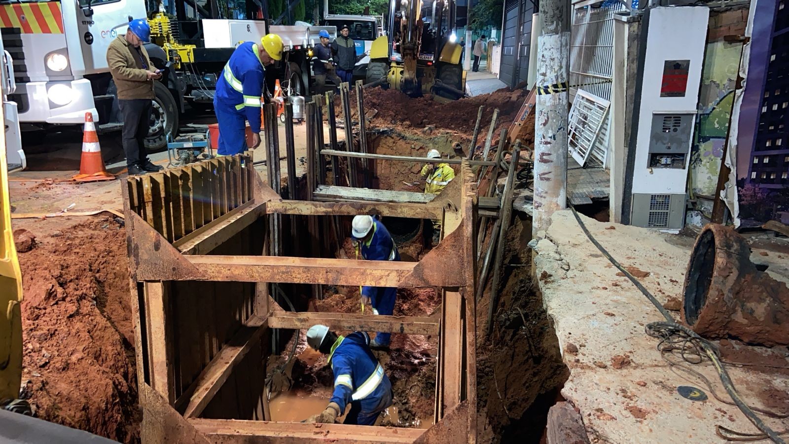 Sabesp promete fazer reparo em 48 horas de adutora que se rompeu na Freguesia do Ó, Zona Norte de SP, e alagou casas e prédio 