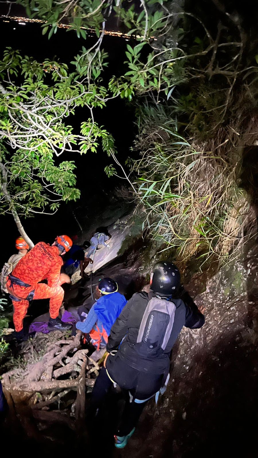 Bombeiros resgatam grupo de dez pessoas em trilha de alto risco em Teresópolis; casal de idosos estava entre os resgatados 