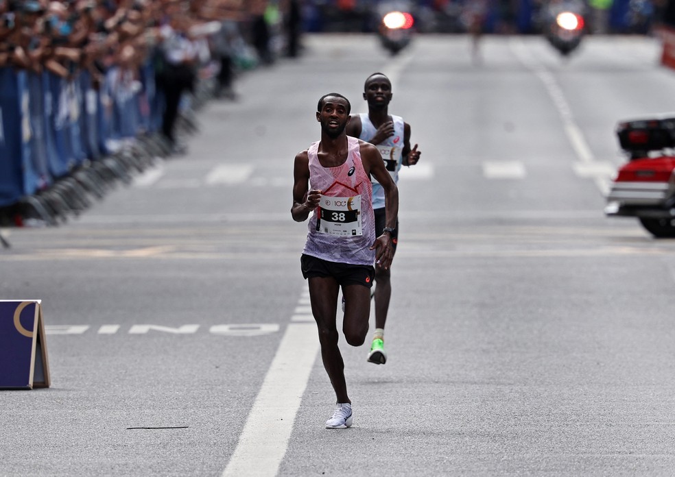 Etíope Muse Gizachew vence a São Silvestre com ultrapassagem nos metros finais — Foto: globo