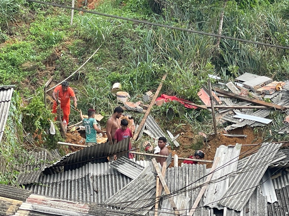 Local onde duas casas foram atingidas e soterradas por deslizamento de terra em Manaus — Foto: Patrick Marques, g1 AM