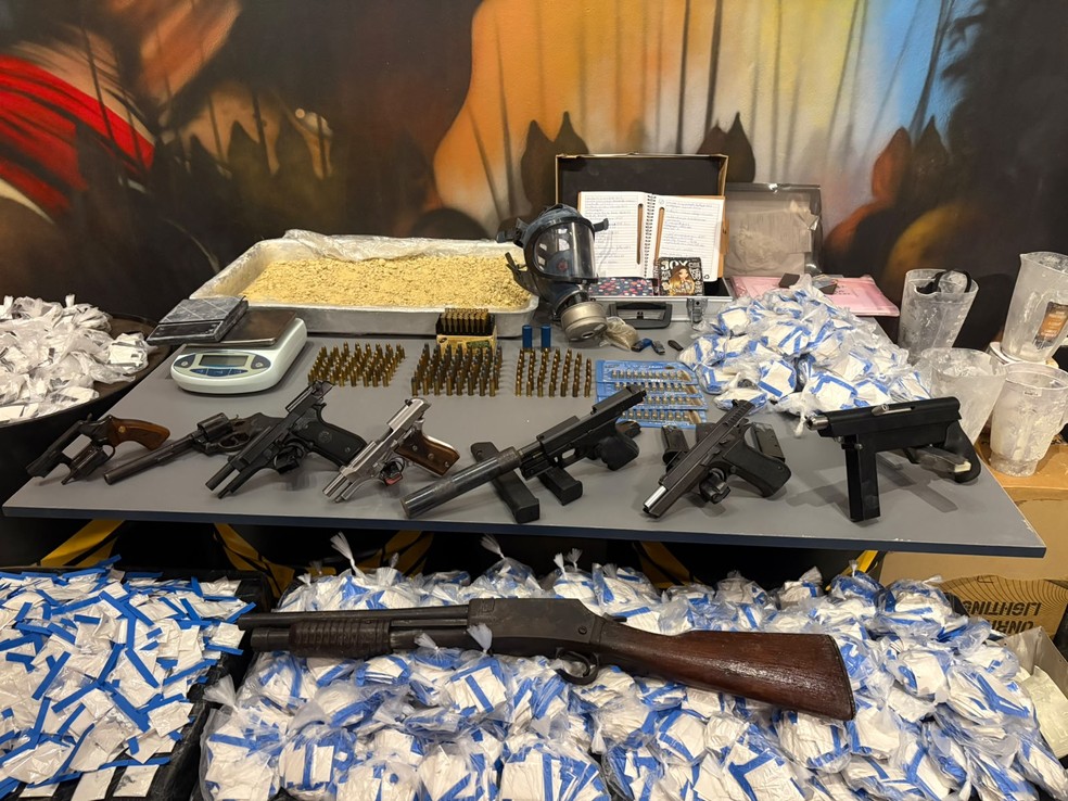 Em resid&ecirc;ncias associadas ao casal foram encontrados diversos armamentos &mdash; Foto: PM/Divulga&ccedil;&atilde;o