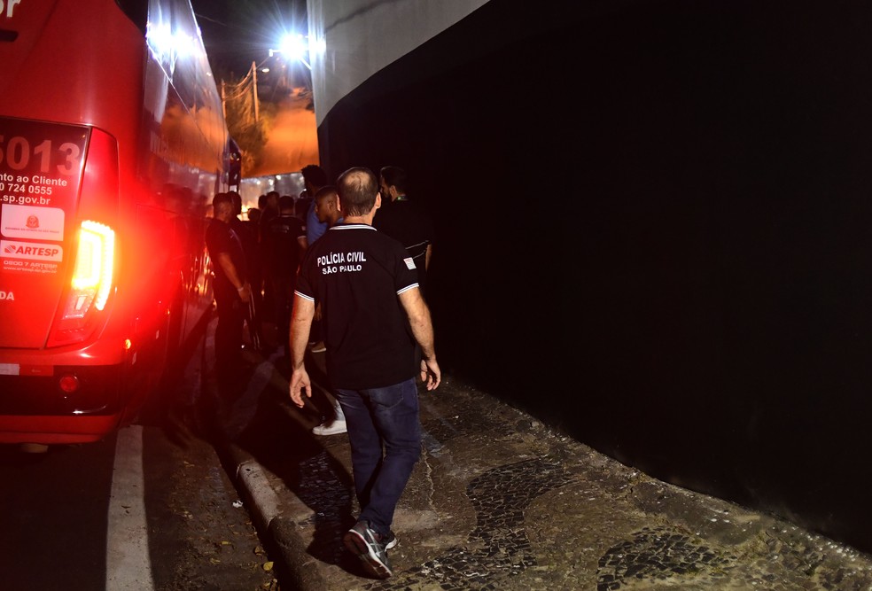 Polícia foi cumprir mandado de prisão contra Jô no estádio em Campinas (SP) — Foto: Marcos Ribolli
