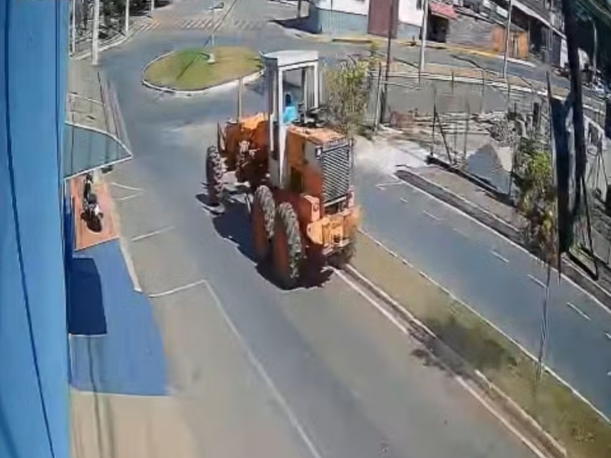 VÍDEO: Patrola desgovernada desce avenida, atropela pedestre e só para ao atingir prédio público em MG