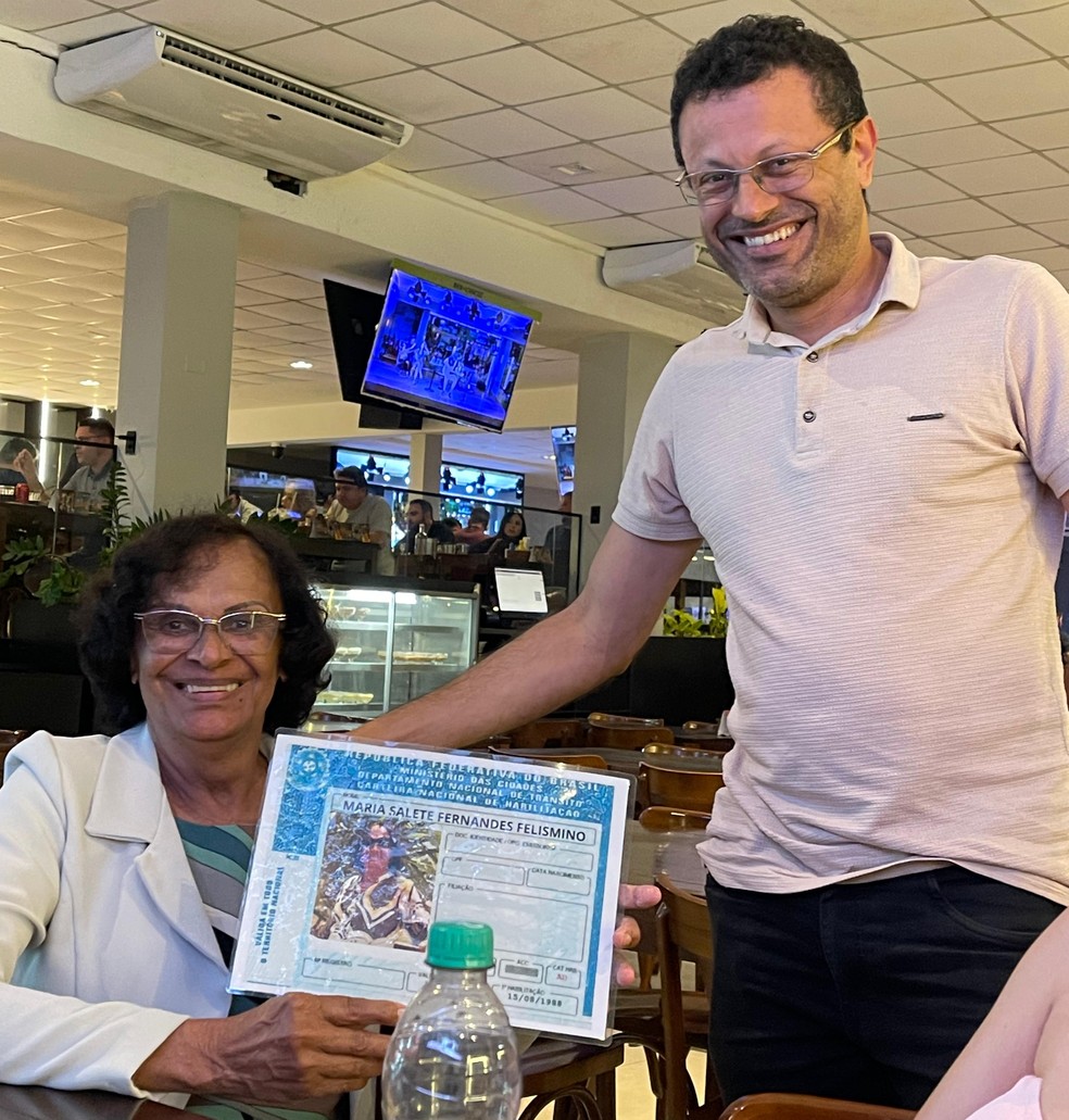 Maria Salete e o filho, o médico Alisson Mendes, que a incentivou a tirar a CNH — Foto: Arquivo Pessoal
