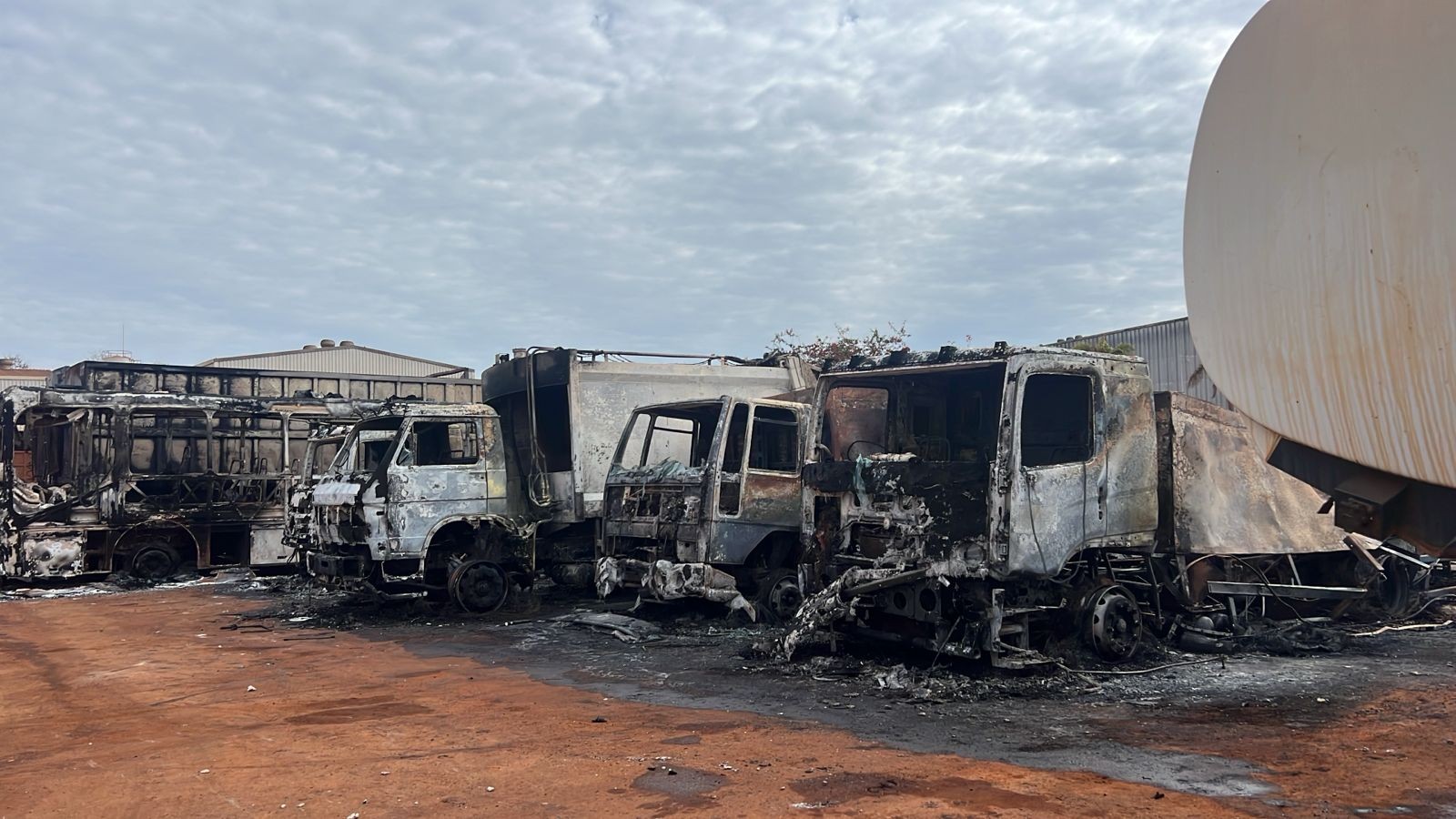 Incêndio atinge estacionamento de empresa e queima caminhões da coleta de lixo em Piracicaba, diz PM