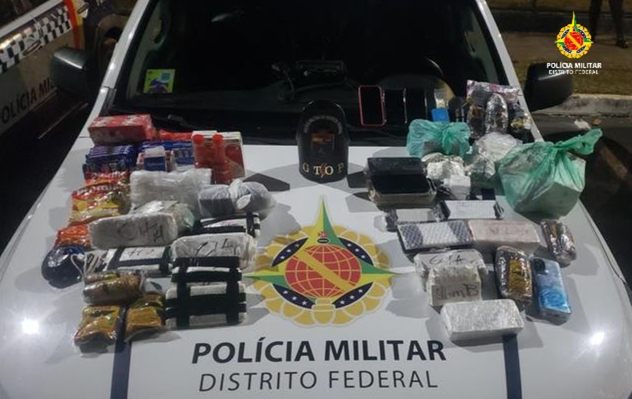 Três são presos no DF após tentar jogar pacotes com dezenas de
celulares em presídio